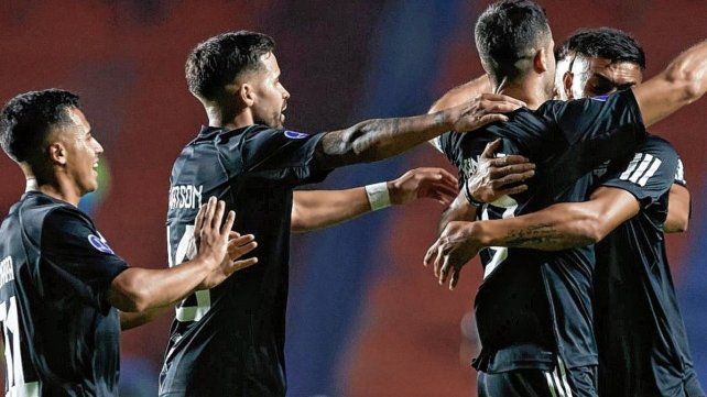 Deportivo Riestra logró su primer triunfo internacional.