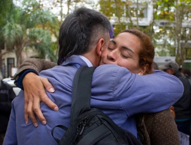 Luego de los alegatos finales, el abrazo entre Sabrina Ortíz y su patrocinador, el abogado penalista Carlos González Quintana.