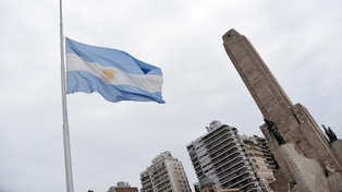 El mástil del Monumento con la bandera a media asta. Tres días de duelo por Horacio Usandizaga