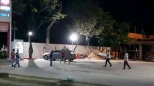 Graban a concejal sacando a palazos a una mujer de su negocio
