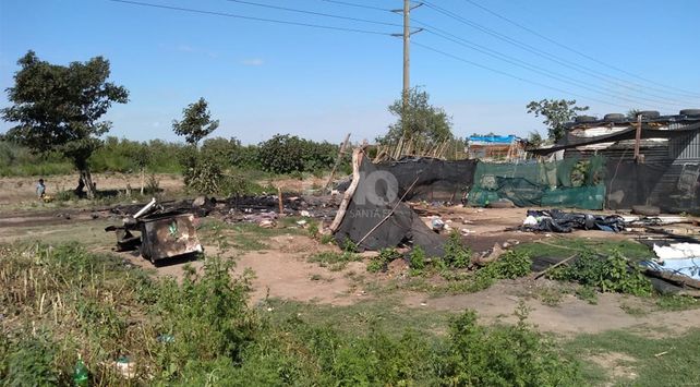 Incendiaron la casa del hombre que torturó a su hijo de tres años