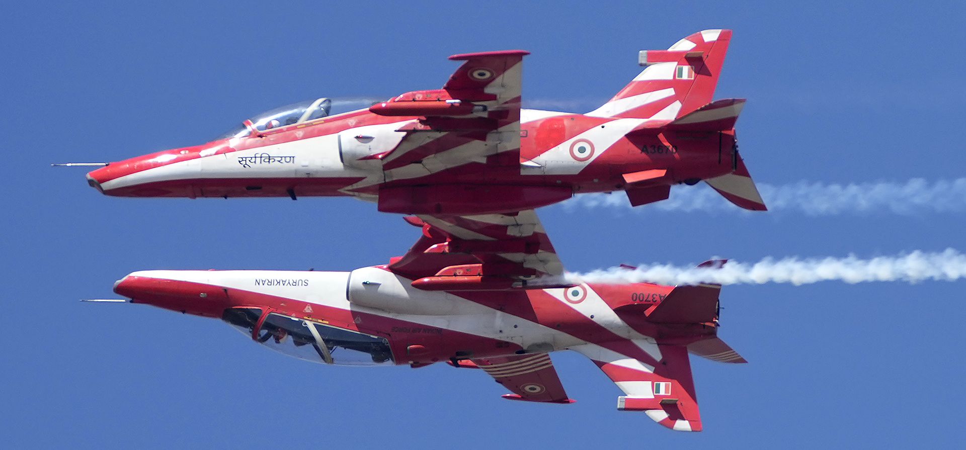 El equipo acrobático Suryakiran de la Fuerza Aérea de la India realiza maniobras en el segundo día de Aero India 2025, un evento bienal, en la base aérea Yelahanka en Bengaluru, India, el martes 11 de febrero de 2025. (Foto AP/Aijaz Rahi) El equipo acrobático Suryakiran de la Fuerza Aérea de la India realiza maniobras en el segundo día de Aero India 2025, un evento bienal, en la base aérea Yelahanka en Bengaluru, India, el martes 11 de febrero de 2025. (Foto AP/Aijaz Rahi)