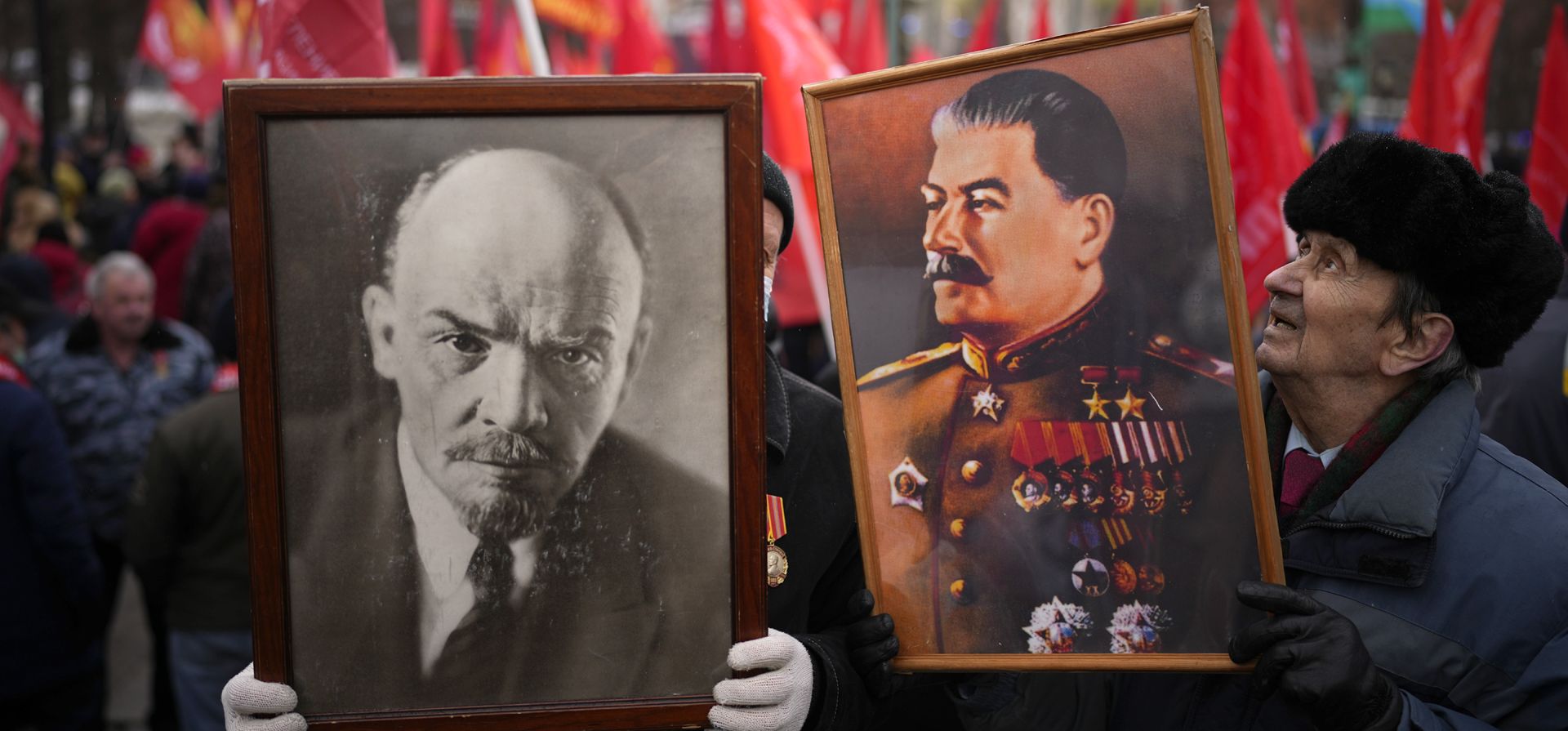 Partidarios del partido comunista sostienen retratos de Josef Stalin y Vladimir Lenin mientras se reúnen durante las celebraciones nacionales del