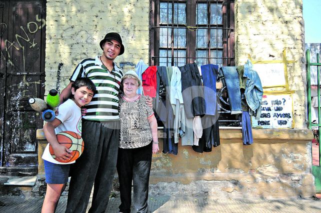 Buena gente. Nicolás y su abuela tuvieron la iniciativa de proveer abrigo en la vía pública. Buena gente. Nicolás y su abuela tuvieron la iniciativa de proveer abrigo en la vía pública.