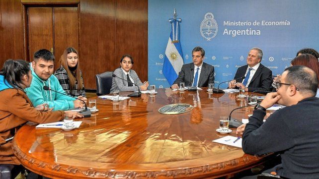 Sergio Massa y Jaime Perczyk junto a estudiantes