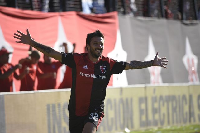 Felicidad plena. Scocco marcó un triplete por primera vez en su carrera.