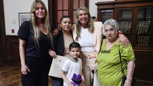 La concejal autora del proyecto, María Fernanda Rey; la pareja de Graciarena, Ana; su hijo, Joaquín; la presidenta del Concejo, María Eugenia Schmuck; y la mamá del fallecido periodista, Antonia.