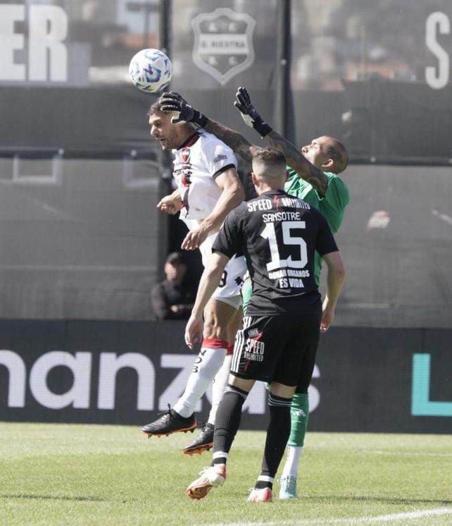 Juanchón García salta perfecto, el arquero Ignacio Arce llegó tarde y fue la asistencia a Silvetti para el gol leproso.