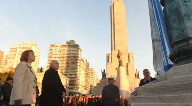Fein y Lifschitz durante el izamiento de la bandera esta mañanaFoto: La Capital / Sebastián S. Meccia.