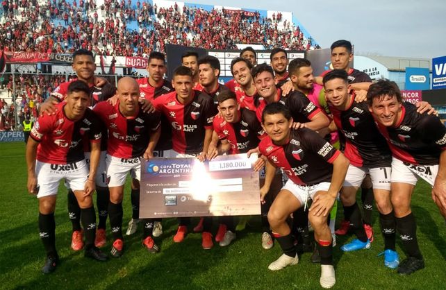 El Colón copero aplastó a Sol de Mayo y se metió en octavos de final