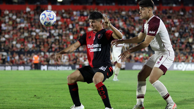Agustín Juárez se prepara para controlar la pelota