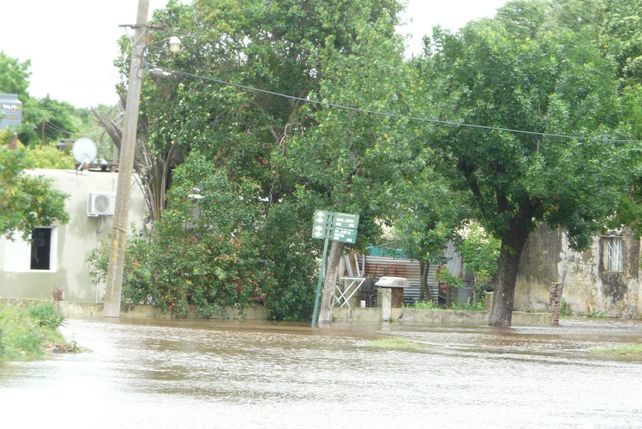 Desbordó el canal de Maciel por el agua que llega de los campos