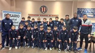 Unidos y felices. El plantel sub12 posó para la foto en el salón de la Asociación Rosarina de Fútbol.&nbsp; 