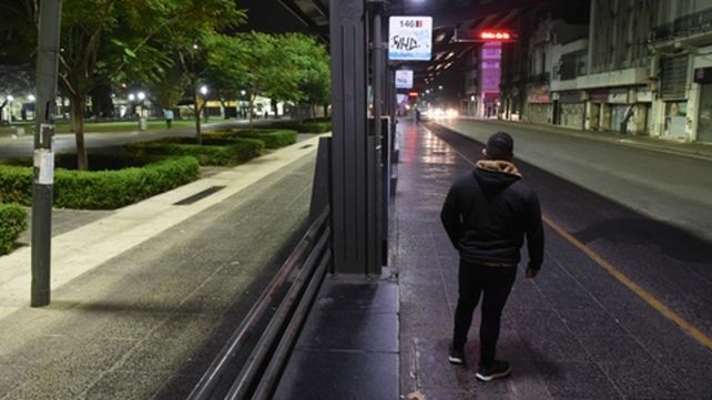 Calles vac&iacute;as. El paro de los choferes de colectivos afecta el funcionamiento y la movilidad en Rosario y toda la regi&oacute;n.