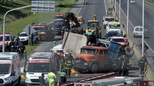 Bomberos trabajan para rescatar a los chicos atrapados en el auto.