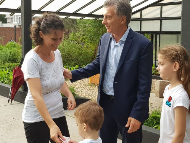 Macri saluda a la madre de Santino y sus dos hermanos.&nbsp;