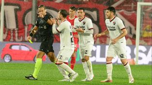 Los jugadores de Newells persiguen a Ariel Penel tras anular el gol por falta de Martino.