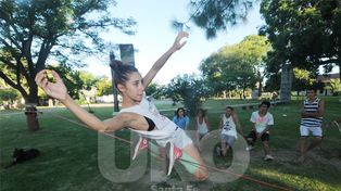 Slackline, el reto a la gravedad suma seguidores en la ciudad