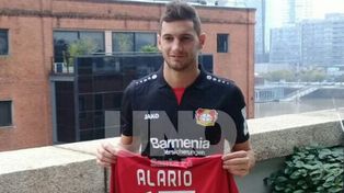 Lucas Alario ya posó con la camiseta de Bayer Leverkusen