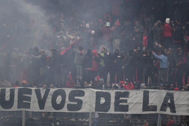 Banderazo en Newells: los antecedentes violentos y el mal clima cambiaron el marco habitual