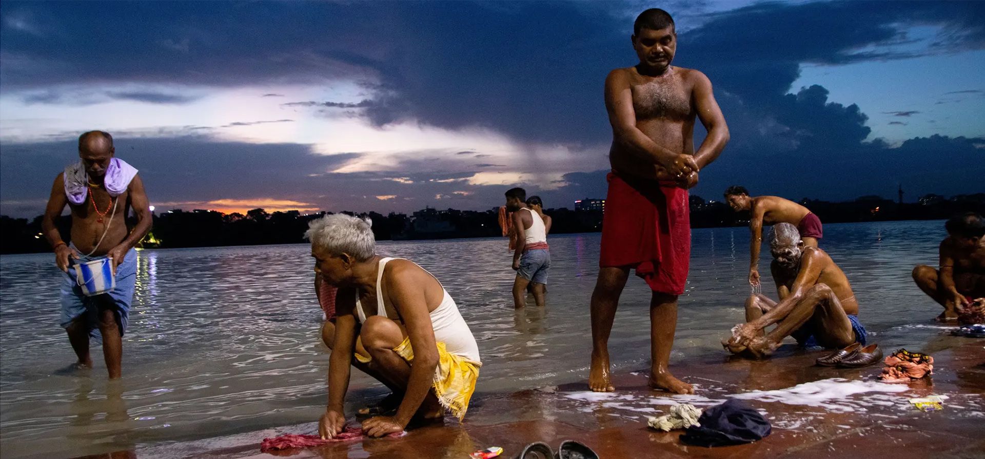Calcuta, India. La gente se baña en la orilla del río Ganges. Fotografía: Debajyoti Chakraborty/NurPhoto/Shutterstock Calcuta, India. La gente se baña en la orilla del río Ganges. Fotografía: Debajyoti Chakraborty/NurPhoto/Shutterstock