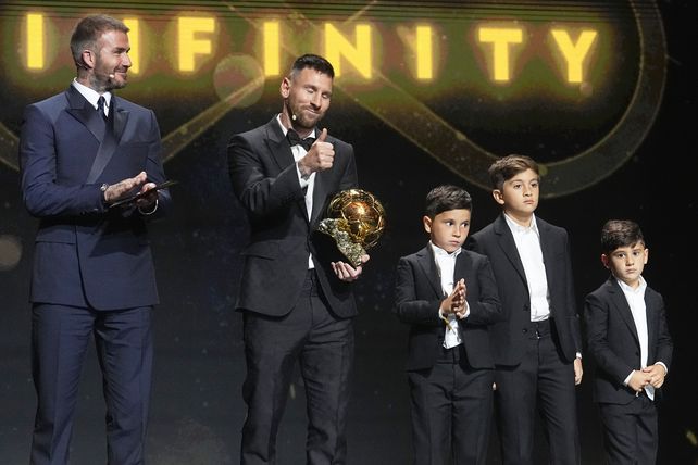 Sí, es el mejor. Messi en el escenario rodeado de sus hijos y Backham,.