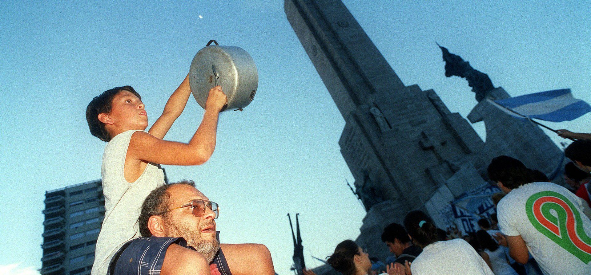 20-12-2001. Luego de la renuncia a la presidencia de Fernando De la Rúa una multitud colmó el monumento a la bandera. 20-12-01