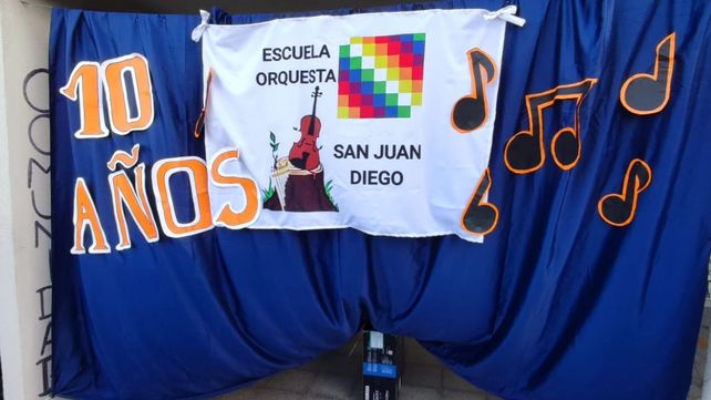 La orquesta empezó en 2013 en la escuela de Juan José Paso 1930.
