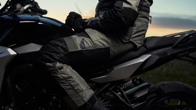 Arriba de la moto hay que mantener una posición erguida y relajada.