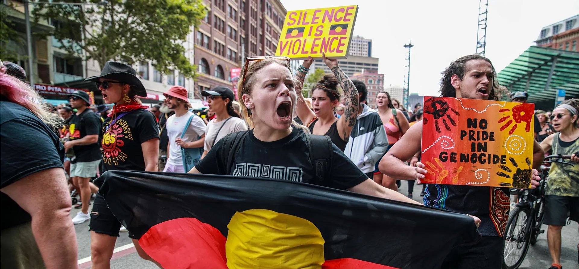 Manifestantes gritan consignas mientras marchan hacia el Parque Victoria durante una protesta por el Día de la Invasión. El Día de Australia, anteriormente conocido como Día de la Fundación, es el día nacional oficial del país y se celebra anualmente el 26 de enero para conmemorar la llegada de la Primera Flota a Sídney en 1788. Fotografía: Roni Bintang/Getty Images Manifestantes gritan consignas mientras marchan hacia el Parque Victoria durante una protesta por el Día de la Invasión. El Día de Australia, anteriormente conocido como Día de la Fundación, es el día nacional oficial del país y se celebra anualmente el 26 de enero para conmemorar la llegada de la Primera Flota a Sídney en 1788. Fotografía: Roni Bintang/Getty Images