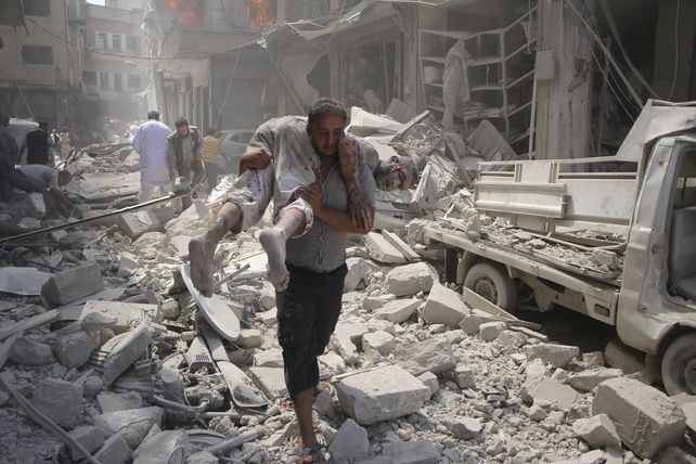 Blancos inocentes. Un sirio herido por las bombas es auxiliado en Idlib.&nbsp;