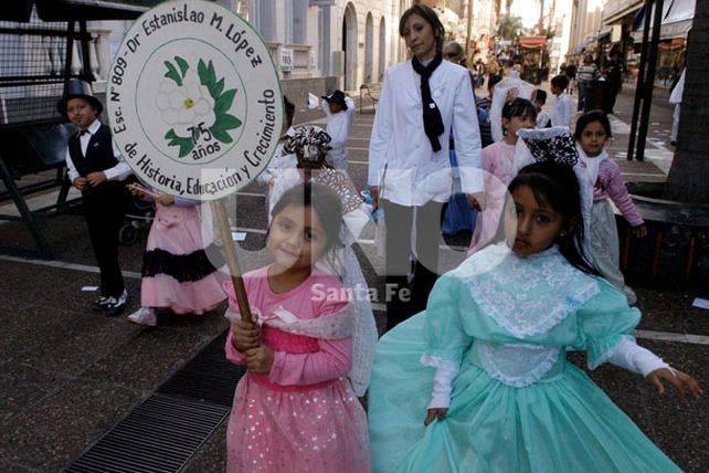 La avenida López y Planes se viste de fiesta por el Himno