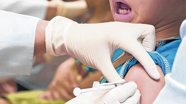 Sarampión. Los síntomas son fiebre alta y erupción cutánea.