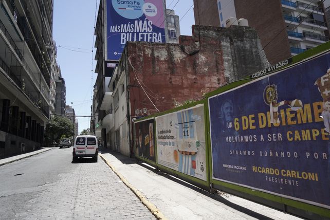 Urquiza al 900, el vallado de obra pasa por el medio de la cazuela de los árboles.