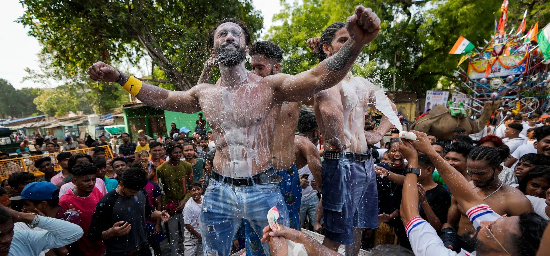 Ahmedabad, India. Los espectadores vierten leche sobre los culturistas mientras participan en el festival de carros del dios hindú Lord Jagannath. Fotografía: Ajit Solanki/AP Ahmedabad, India. Los espectadores vierten leche sobre los culturistas mientras participan en el festival de carros del dios hindú Lord Jagannath. Fotografía: Ajit Solanki/AP