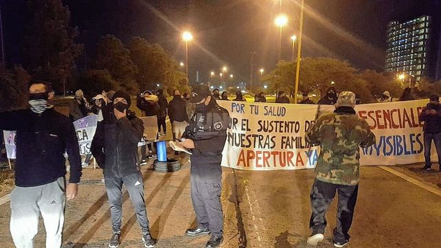 El grupo de personas que corta la 168