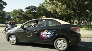Así se vería un taxi con publicidad en su puerta trasera.