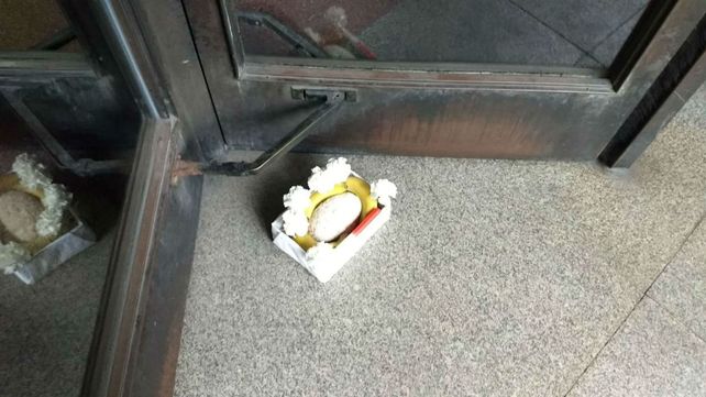La caja con las bananas y los restos de flores que apareció en una de las puerta del Palacio de Justicia.