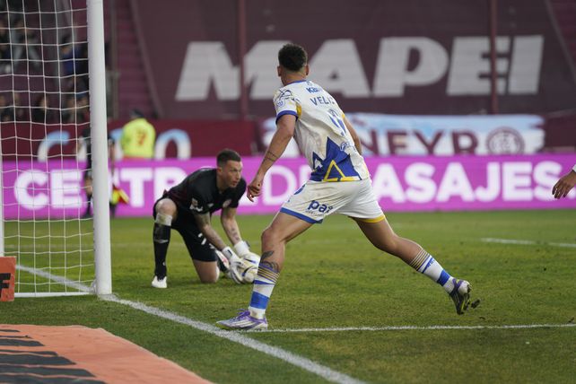 Alejo Veliz observa al arquero de Lanús Nahuel Losada contener la pelota. Central tiene apenas 2 goles y ninguno de jugada.