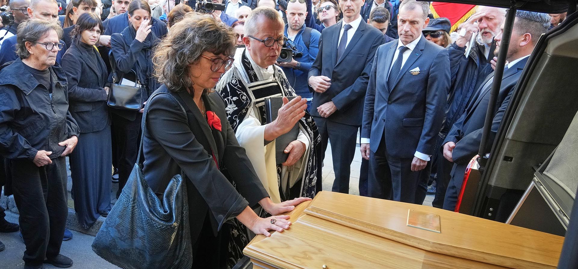 La hija de Claudia Cardinale, Claudia Squitieri, toca el ataúd de su madre tras el funeral, el martes 30 de septiembre de 2025 en París. (Foto AP/Michel Euler) La hija de Claudia Cardinale, Claudia Squitieri, toca el ataúd de su madre tras el funeral, el martes 30 de septiembre de 2025 en París. (Foto AP/Michel Euler)