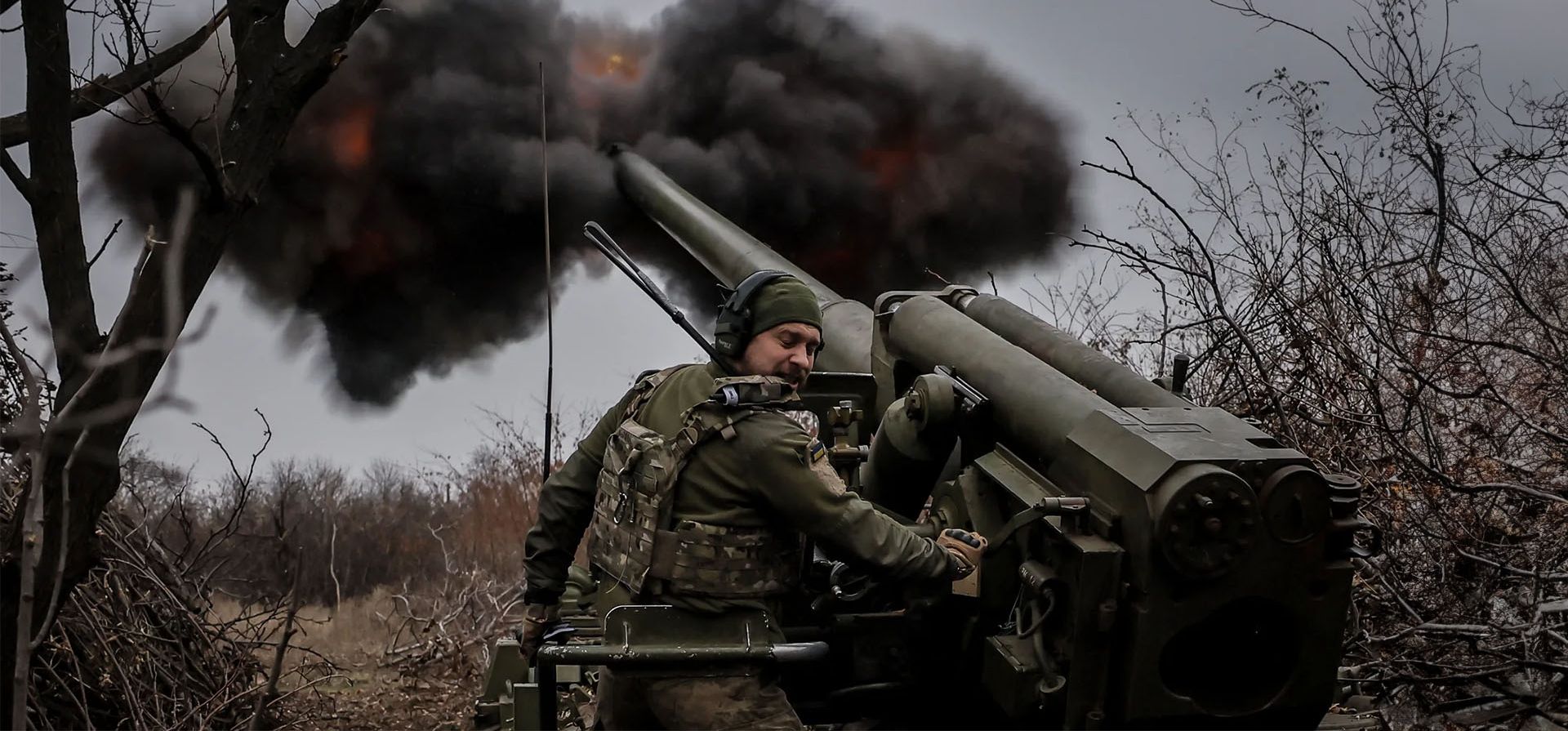 Un militar ucraniano de la 24ª Brigada Mecanizada dispara un obús autopropulsado 2s5 de 152 mm hacia posiciones rusas en un lugar no revelado cerca de Chasiv Yar en Donetsk, Chasiv Yar, Ucrania. Fotografía: /AFP/Getty Images Un militar ucraniano de la 24ª Brigada Mecanizada dispara un obús autopropulsado 2s5 de 152 mm hacia posiciones rusas en un lugar no revelado cerca de Chasiv Yar en Donetsk, Chasiv Yar, Ucrania. Fotografía: /AFP/Getty Images