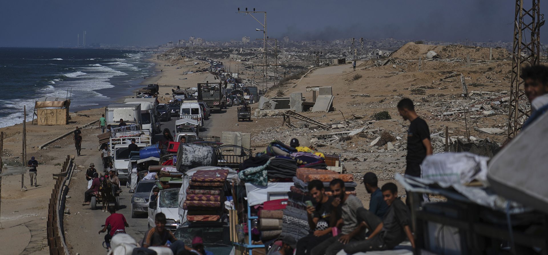 Palestinos desplazados huyen del norte de Gaza transportando sus pertenencias por la carretera costera hacia el sur de Gaza, el martes 9 de septiembre de 2025, después de que el ejército israelí emitiera órdenes de evacuación de la ciudad de Gaza. (Foto AP/Jehad Alshrafi) Palestinos desplazados huyen del norte de Gaza transportando sus pertenencias por la carretera costera hacia el sur de Gaza, el martes 9 de septiembre de 2025, después de que el ejército israelí emitiera órdenes de evacuación de la ciudad de Gaza. (Foto AP/Jehad Alshrafi)