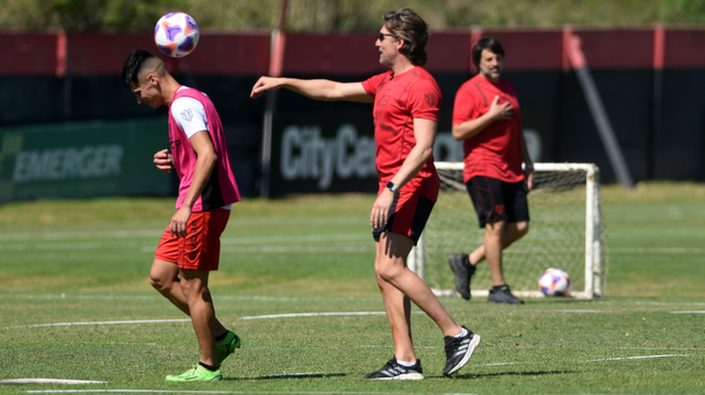 Gabriel Heinze le lanzó en broma la pelota a la cabeza de Brian Aguirre en la práctica de Newells.