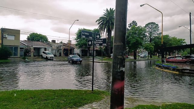 Calles anegadas en Sarmiento y Avenida Galicia.