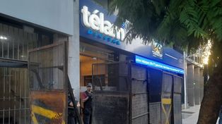 El edificio de la agencia Télam, ubicado en en Bolívar 531 de la ciudad de Buenos Aires, fue vallado por la policía.&nbsp;