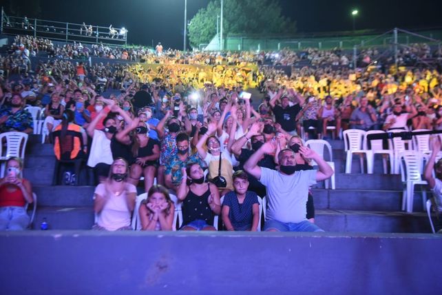 Una multitud copó el Anfiteatro para disfrutar de los clásicos de Los Palmeras.