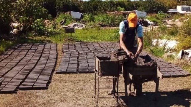 Julio Alegre: el artesano del barro que le entregó ladrillos al Papa y hoy pelea por recuperar su salud