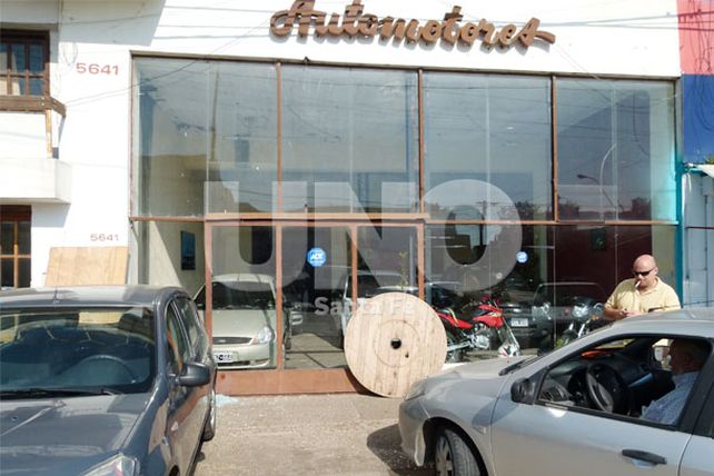 Rompieron las vidrieras de dos locales comerciales y atraparon a un delincuente