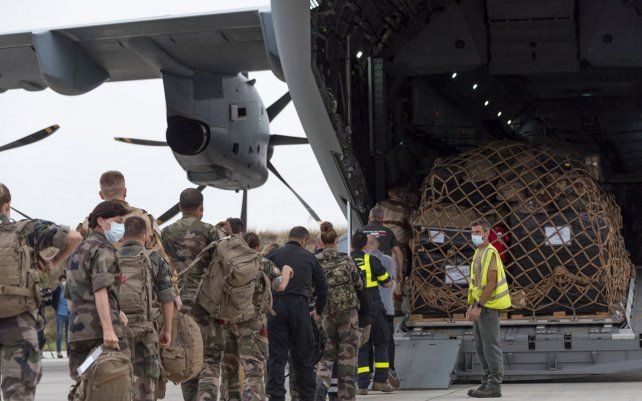 Soldados franceses se preparan para abordar un Airbus A400M militar para evacuar a ciudadanos franceses de Afganistán, el lunes 16 de agosto de 2021 en Orleans, centro de Francia.