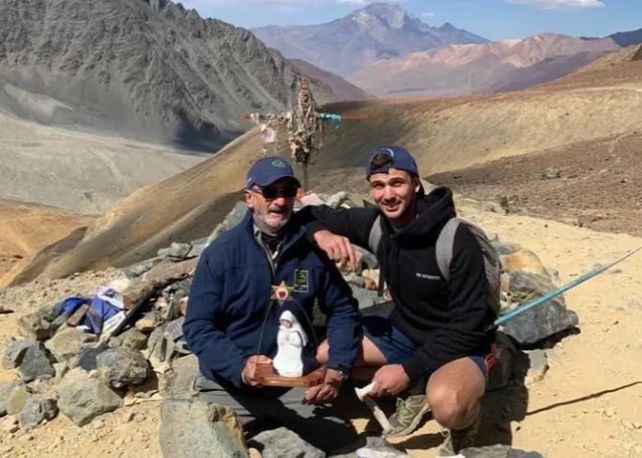 Bautista Mascia junto a Gustavo Zerbino, su tío político, en la zona donde cayó el avión uruguayo en la tragedia de Los Andes.